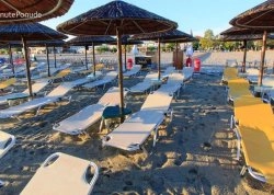 Leto 2024, letovanje - Nei Pori - Apartmani: Ležaljke na plaži