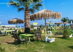 Leto 2025, letovanje - Nea Potidea - Apartmani: Kafić pored plaže