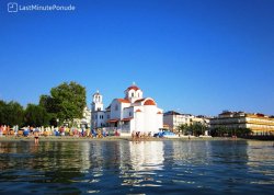 Leto 2025, letovanje - Paralija - Apartmani: Pogled na crkvu i plažu
