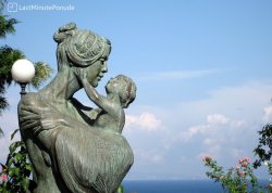 Leto 2025, letovanje - Sorento - Hoteli: Statua majka i dete