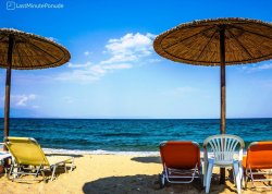 Leto 2025, letovanje - Strimonikos - Apartmani: Suncobrani i ležaljke na plaži