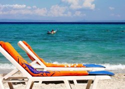 Leto 2025, letovanje - Polihrono - Apartmani: Ležaljke na plaži