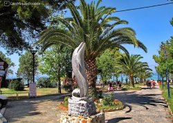 Leto 2025, letovanje - Hanioti - Apartmani: Spomenik delfinu