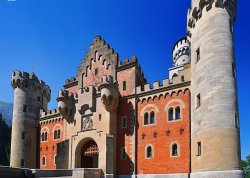 Prolećna putovanja - Dvorci Bavarske - Hoteli: Dvorac Neuschwanstein - glavni ulaz