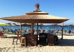 Leto 2025, letovanje - Nei Pori - Apartmani: Bar na plaži