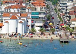 Leto 2025, letovanje - Paralija - Apartmani: Pogled na crkvu i plažu